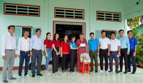 Thăm, tặng quà gia đình chính sách, trao học bổng cho học sinh huyện U Minh