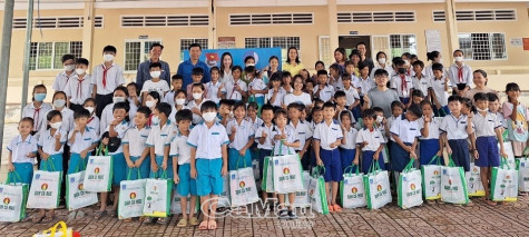 Trao 79 phần quà cho các em học sinh ở huyện Trần Văn Thời