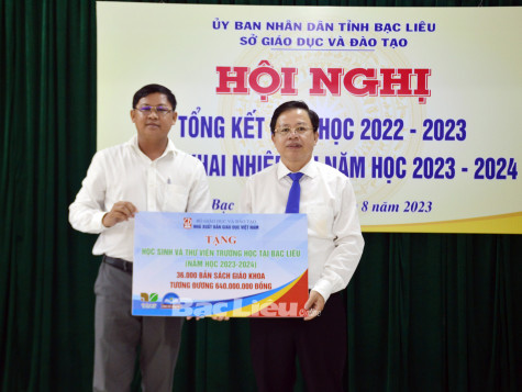 Nhà xuất bản Giáo dục Việt Nam: Tặng 36.000 bản sách giáo khoa cho học sinh có hoàn cảnh khó khăn