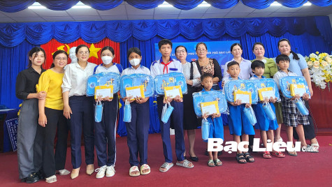 Nhiều cơ quan, đơn vị tặng học bổng và quà cho học sinh có hoàn cảnh khó khăn
