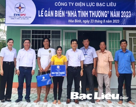Tặng 3 căn nhà tình thương trên địa bàn huyện Hòa Bình