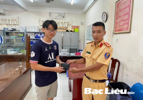 Cảnh sát giao thông trao trả tài sản cho người đánh rơi