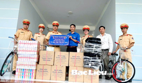 Phòng Cảnh sát giao thông đường bộ: Tiếp sức đến trường cho học sinh nghèo TX. Giá Rai