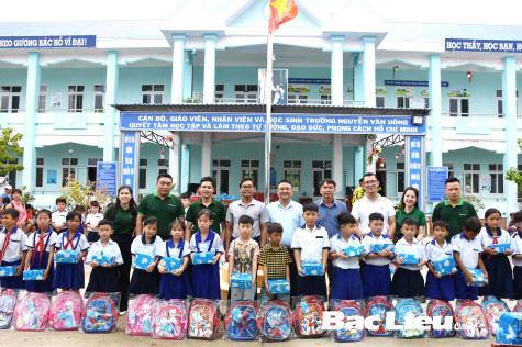 Trao 120 phần quà và học bổng cho học sinh nghèo xã Long Điền