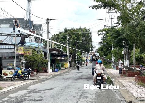 Chuyển tấm tôn dài ngang đường - quá nguy hiểm!
