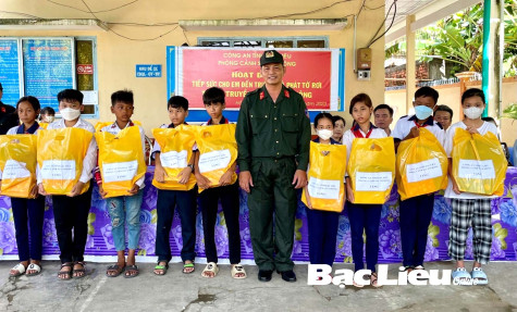 Phòng Cảnh sát cơ động: Trao 50 phần quà tiếp sức học sinh đến trường