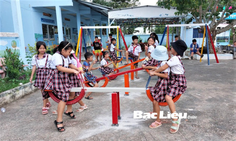 Bàn giao sân chơi thiếu nhi Trường tiểu học Vĩnh Bình C