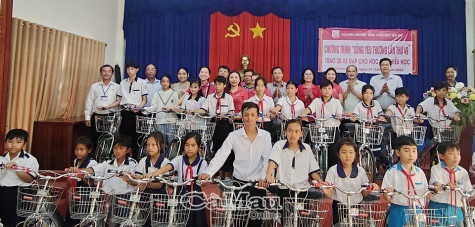 Trao tặng 25 xe đạp cho các em học sinh xã Khánh Thuận