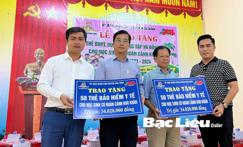 Nhiều học sinh khó khăn được tặng thẻ bảo hiểm y tế và dụng cụ học tập