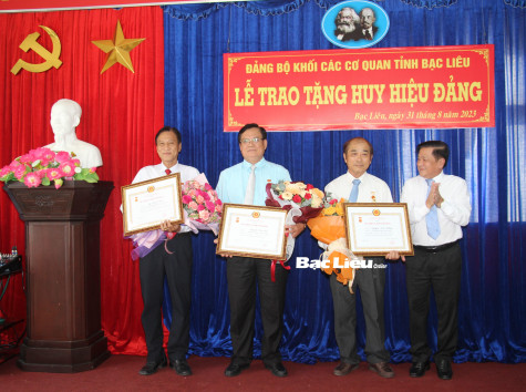 37 đảng viên nhận Huy hiệu Đảng đợt 19/5 và 2/9 năm 2023