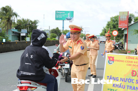 Ngày đầu nghỉ lễ 2/9, hơn 5.000 chai nước, khăn lạnh, bánh ngọt tặng người tham gia giao thông