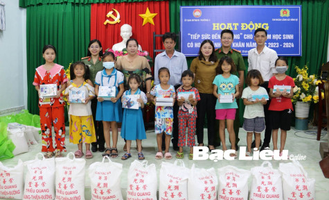 Trao 45 phần quà cho học sinh có hoàn cảnh khó khăn