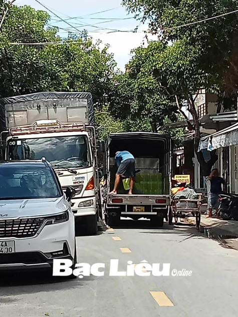 Chiếm lòng đường làm nơi xếp dỡ hàng hóa