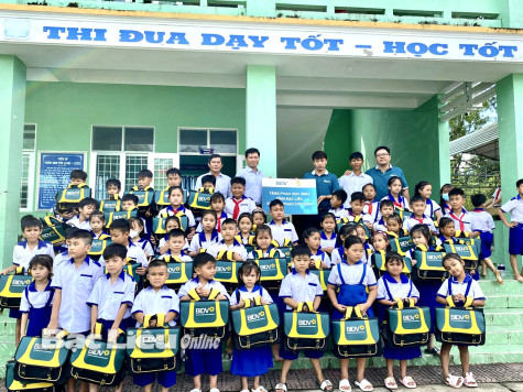 Công đoàn BIDV chi nhánh Bạc Liêu: Trao tặng 500 cặp phao cứu sinh cho học sinh vùng nông thôn