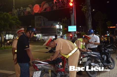 Cục Cảnh sát giao thông lập chốt kiểm tra nồng độ cồn: 22 “ma men” bị lập biên bản