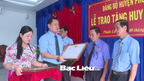 Trao tặng Huy hiệu Đảng đợt 2 - năm 2023 cho 37 đảng viên