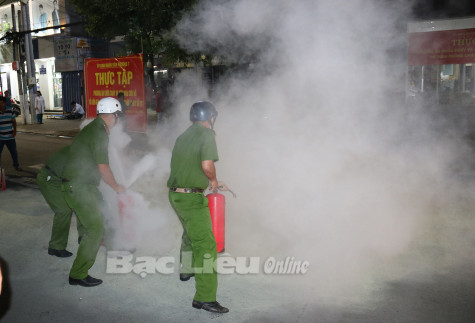 Đồng loạt thực tập phương án chữa cháy và cứu nạn, cứu hộ tại Tổ liên gia an toàn phòng cháy, chữa cháy