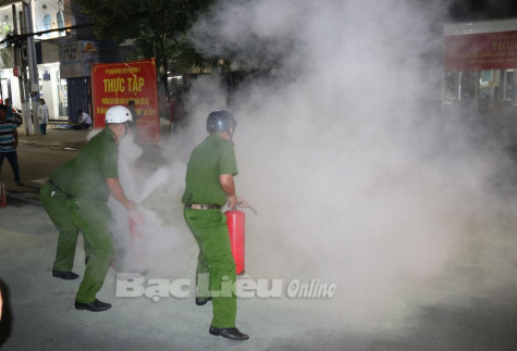 Đồng loạt thực tập phương án chữa cháy và cứu nạn, cứu hộ tại Tổ liên gia an toàn phòng cháy, chữa cháy