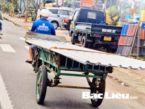 Xuất hiện nhiều phương tiện tự chế chở hàng cồng kềnh
