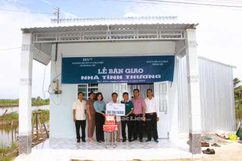 Bàn giao 3 căn nhà tình nghĩa, tình thương cho gia đình chính sách và hộ nghèo huyện Phước Long