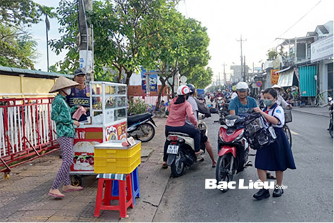 Nỗi lo an toàn vệ sinh thực phẩm trước cổng trường