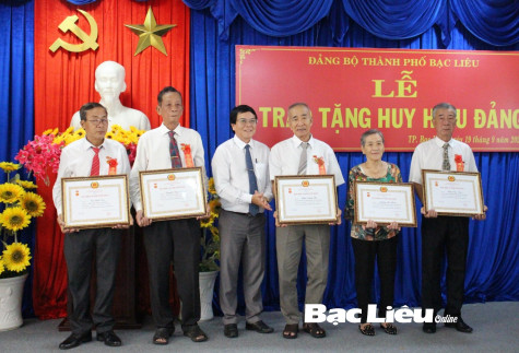 TP. Bạc Liêu: Trao Huy hiệu Đảng cho 67 đảng viên cao niên