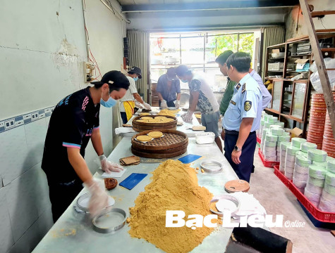 Kiểm tra các mặt hàng phục vụ thị trường tết Trung thu