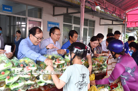 Ra quân hưởng ứng Chiến dịch làm cho thế giới sạch hơn năm 2023