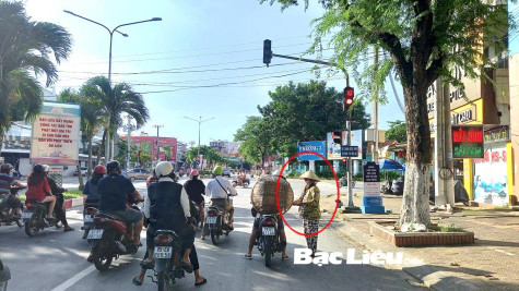 Bán vé số dưới lòng đường gây mất trật tự, an toàn giao thông