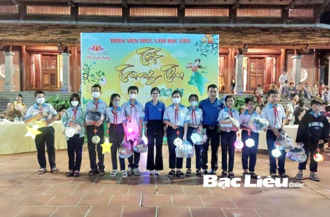 Đoàn phường Nhà Mát tổ chức tết Trung thu cho trẻ em nghèo