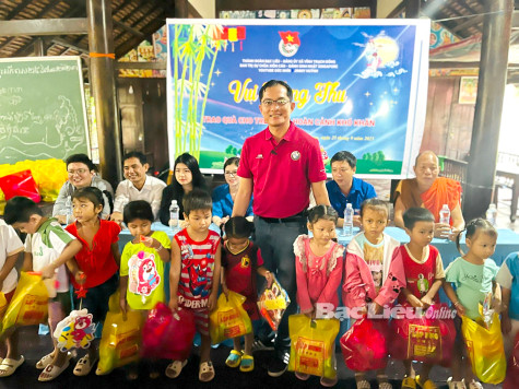 Hơn 100 thiếu nhi khó khăn xã Vĩnh Trạch Đông tham gia chương trình “Vui Trung thu”