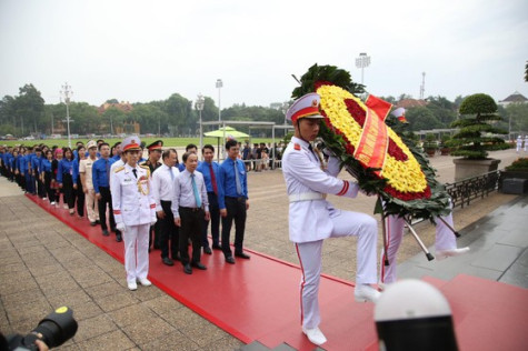 Trao Huy hiệu tuổi trẻ làm theo lời Bác cho 420 thanh niên tiên tiến