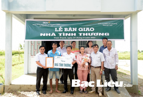 Đảng ủy Khối các cơ quan tỉnh: Bàn giao 2 căn nhà tình thương cho hộ nghèo xã Vĩnh Trạch