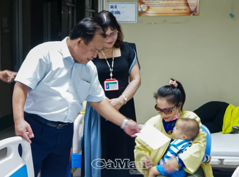 Trao 308 suất quà trung thu cho trẻ em đang điều trị tại Bệnh viện Sản – Nhi Cà Mau
