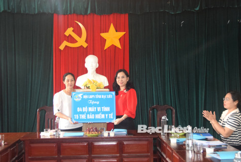 Hội LHPN tỉnh: Trao tặng 8 bộ máy vi tính và 30 thẻ bảo hiểm y tế cho các cơ sở Hội