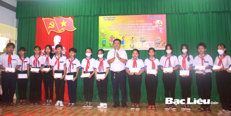 Hội Khuyến học tỉnh: Trao 250 phần quà và học bổng cho trẻ em có hoàn cảnh khó khăn