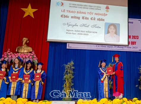 Trường Cao đẳng Cộng đồng trao bằng tốt nghiệp cho sinh viên