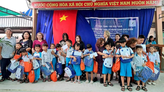 Trao tặng quà đồng hương tại huyện U Minh và TP Cà Mau