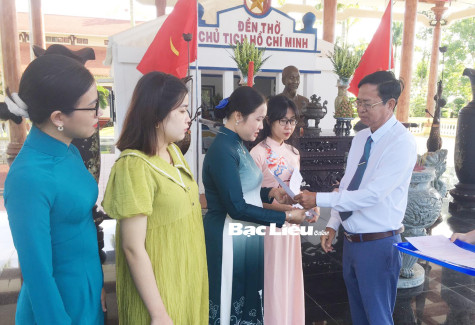 Ban Quản lý di tích tỉnh: Dâng hương và kết nạp đảng viên mới tại Đền thờ Bác Hồ