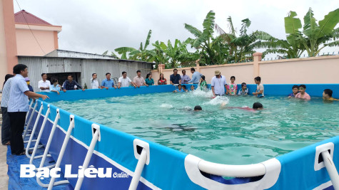Huyện Đông Hải: Nghiệm thu bể bơi di động tại Trường tiểu học Lê Văn Tám