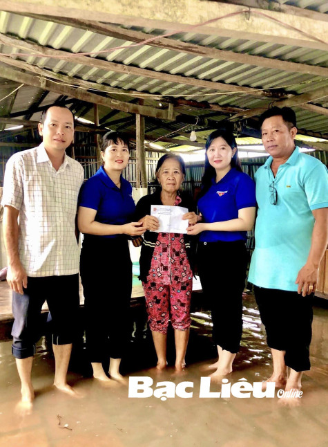Huyện đoàn - Hội Cựu chiến binh huyện Hồng Dân: Thăm hỏi và hỗ trợ hộ nghèo