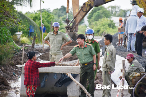 Bảo vệ thi công một đoạn của tuyến đường Lò Rèn