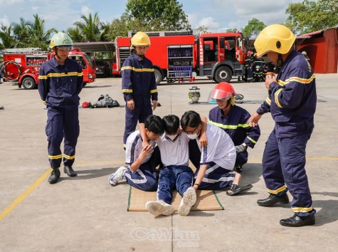 Trải nghiệm thực hành chữa cháy và cứu nạn cứu hộ