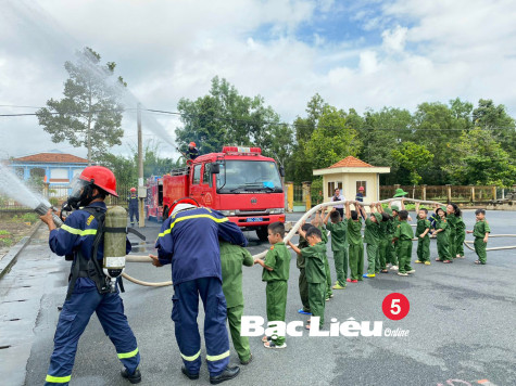 Trường mầm non Sơn Ca thị trấn Phước Long:​ Sôi nổi hoạt động trải nghiệm “Chúng em là lính cứu hỏa”