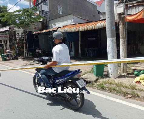 Mất an toàn khi chở vật cồng kềnh trên xe máy