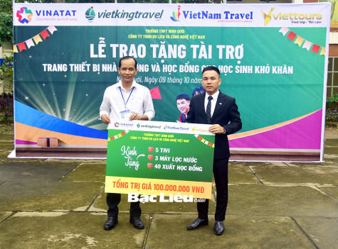 Hơn 100 triệu đồng hỗ trợ học bổng, trang thiết bị dạy học cho Trường THPT Ninh Quới