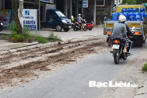 Bùn đất vương vãi trên đường tiềm ẩn nguy cơ mất an toàn