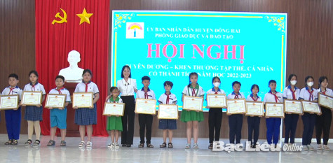 Huyện Đông Hải: Vinh danh 200 giáo viên, học sinh có thành tích tiêu biểu, xuất sắc