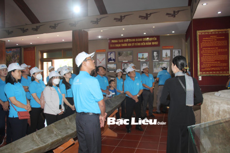 Khối thi đua số 6 các cơ quan Đảng tỉnh về nguồn tại huyện Hồng Dân