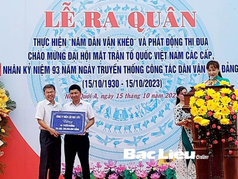 Công ty Điện lực Bạc Liêu: Tặng xã Ninh Quới A tuyến đèn đường năng lượng mặt trời